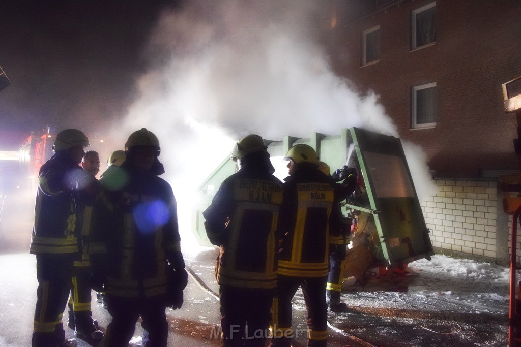 Feuer Papp Presscontainer Koeln Hoehenberg Bochumerstr P221.JPG - Miklos Laubert